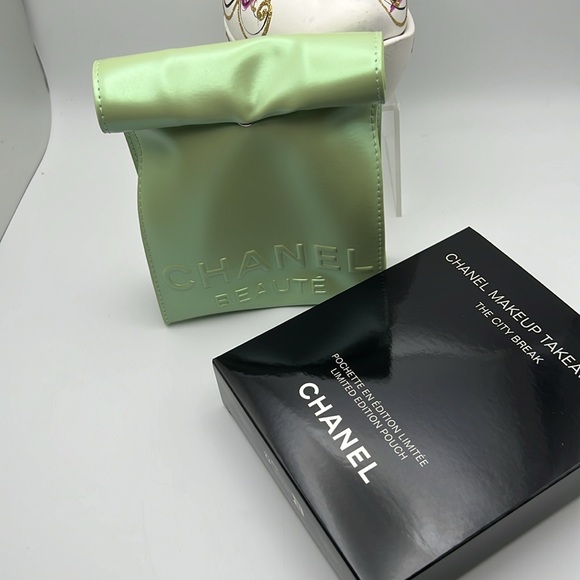 Chanel Makeup Lunch Pouch”The City Break” Iridescent Green Snap Closure & Polish - Picture 6 of 17